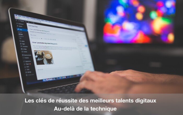 Talent digital devant son ordinateur